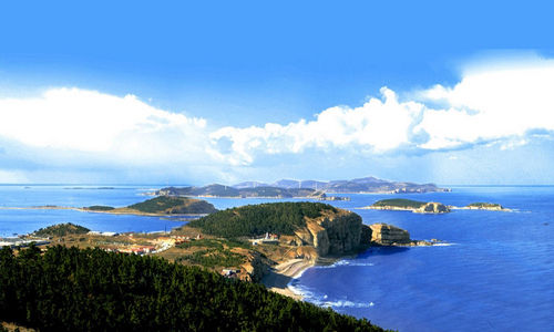 煙臺不僅是一座美麗的海濱城市，她還擁有230座海島，其中不乏絕色海島。230座海島中，有人居住的僅15座。這些海上小島，有如神仙居所，美妙美幻，作為煙臺人，你知道嗎？讓我們先從煙臺市區開始領略吧……