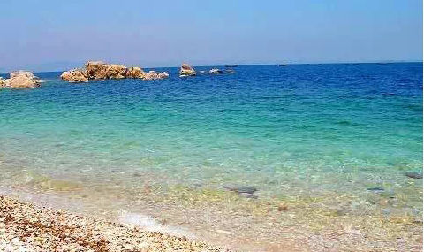 清澈見底的養馬島后海。