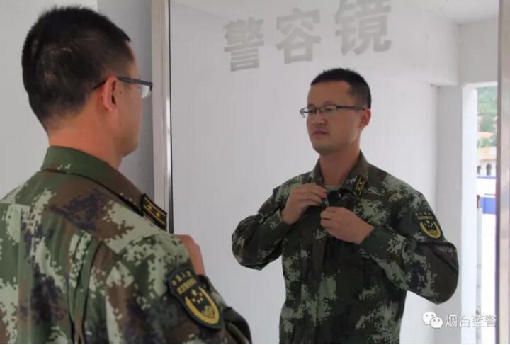 洗漱完畢后，張文宏對著鏡子整理自己的著裝，雖然海島環境艱苦，但是邊防官兵每天都保持良好的警容風紀。