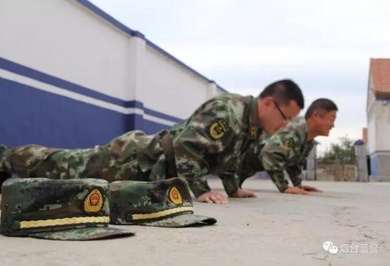 做完雙杠兩個人又開始做俯臥撐，每天的體能訓練能使他們保持良好的精神狀態。