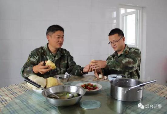 一盤拌辣椒、一盆蔬菜湯就是兩個人的早餐，島上的生活沒有陸地那樣豐富多彩，民警們卻在這一菜一湯間看清了人生的意義。