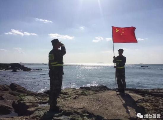 海島上兩個人的升旗儀式，祝愿偉大的祖國繁榮昌盛。